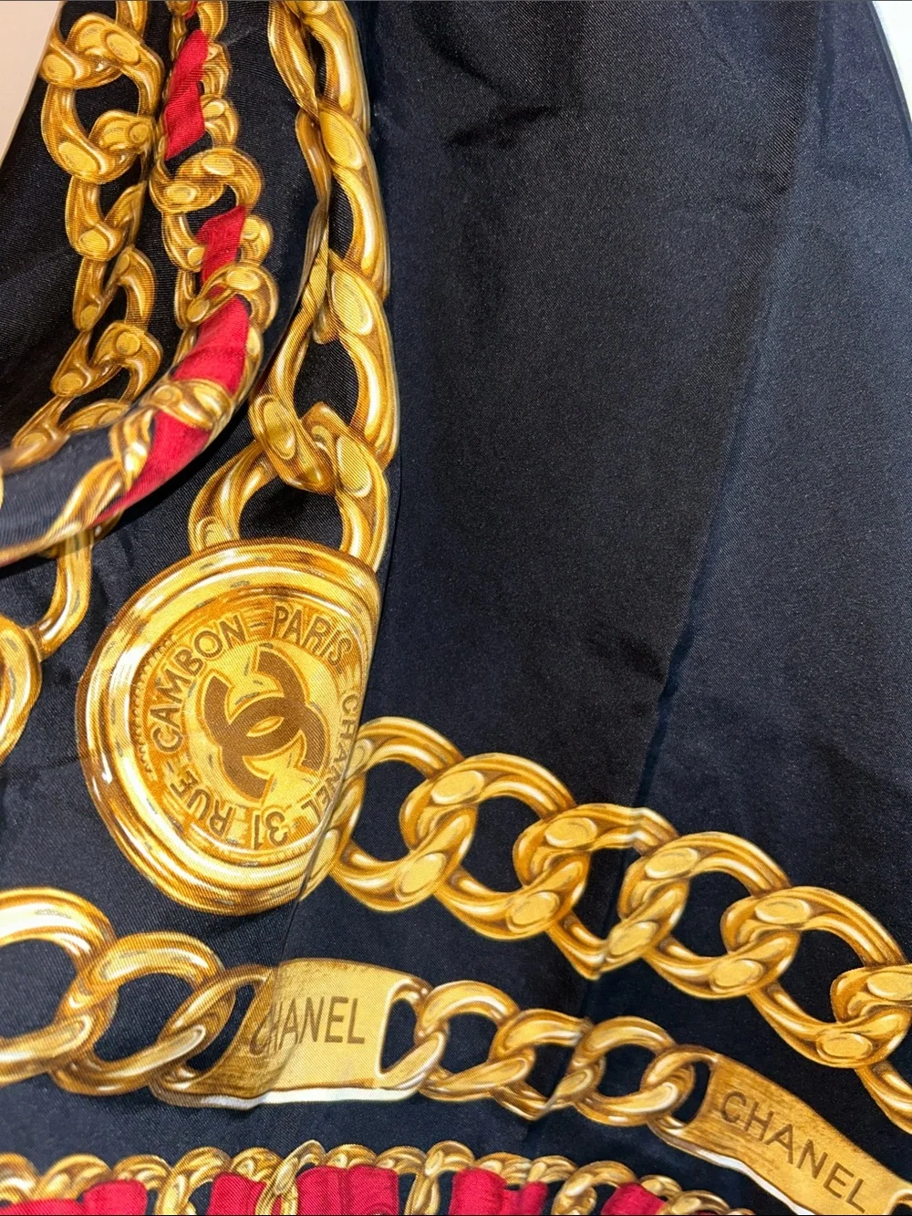 Chanel 31 Rue chainlink black  red  gold silk 33
